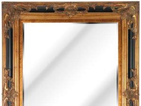 Девушка фотографируется отражение через зеркало